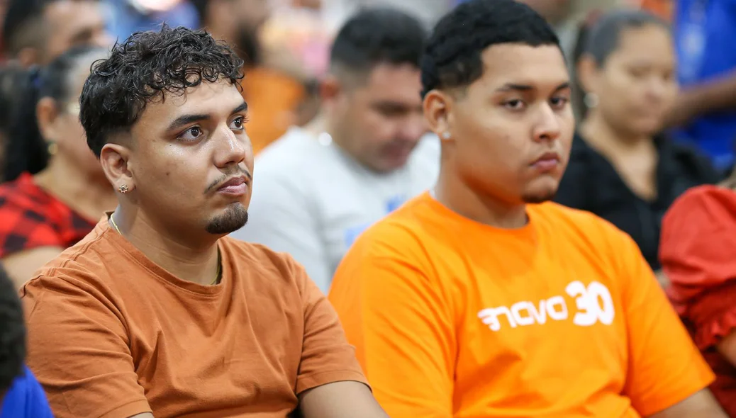 Jovens atentos ao discurso de Tonny Kerley