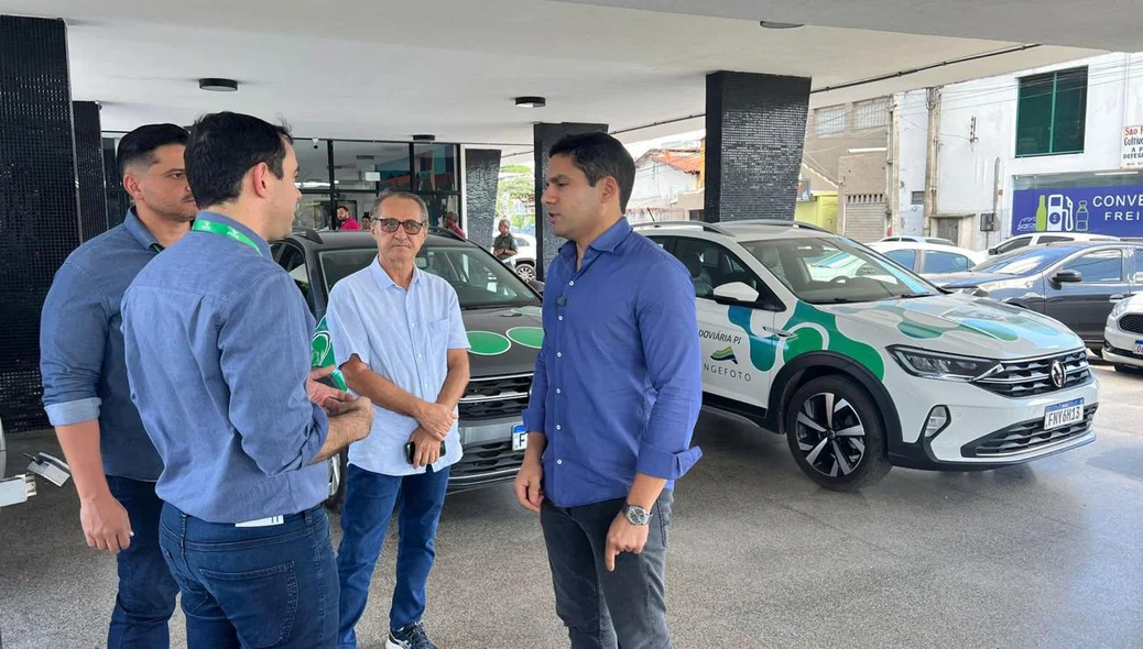 Leonardo Sobral entrega novos equipamentos ao DER