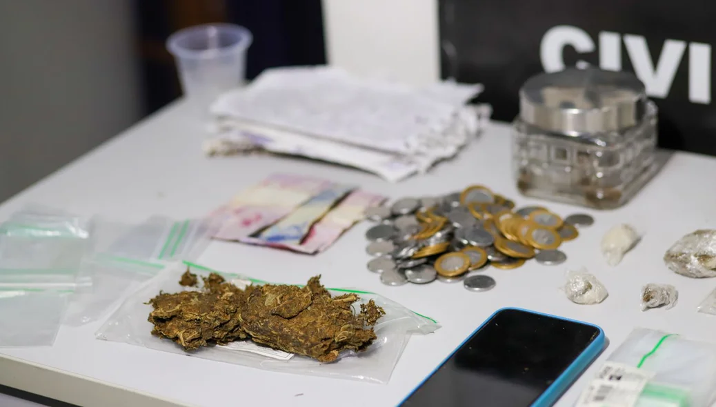Maconha e dinheiro apreendido