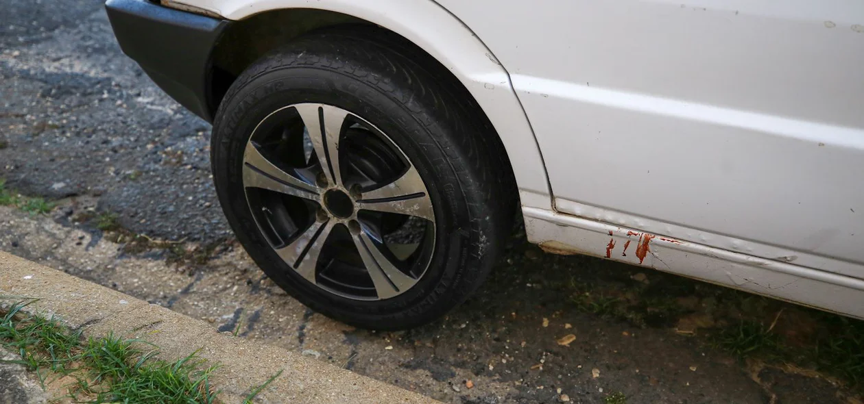 Marca de sangue da vítima no carro