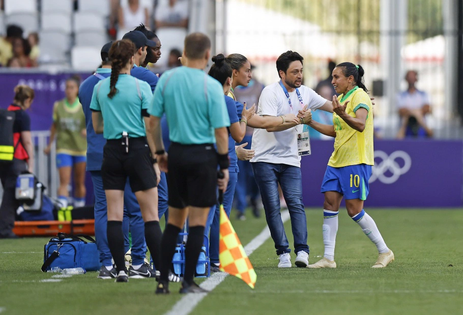 Marta é expulsa, Brasil perde para a Espanha e se complica em Paris