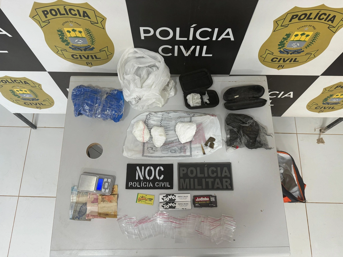Material apreendido durante buscas na residência do alvo de prisão