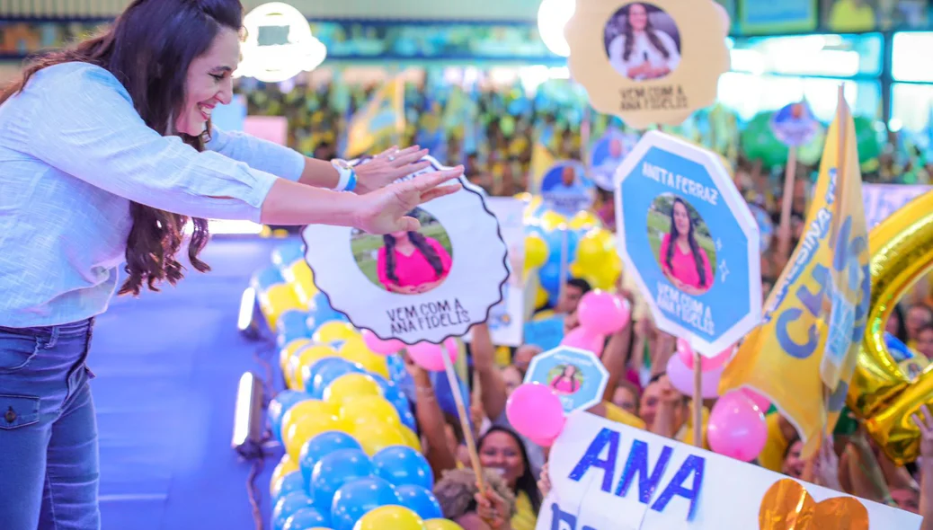 Momento de interação de Ana Fidelis com os apoiadores