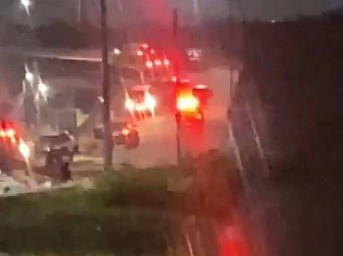 Momento em que equipes da polícia vão socorrer o policial