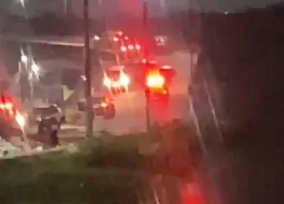 Momento em que equipes da polícia vão socorrer o policial
