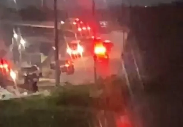 Momento em que equipes da polícia vão socorrer o policial
