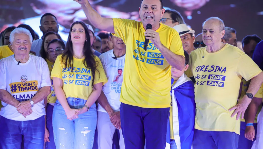 Momento em que Jeová Alencar fala com os apoiadores
