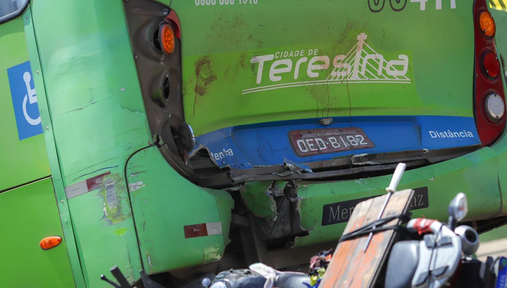 Motocicleta colidiu contra ônibus