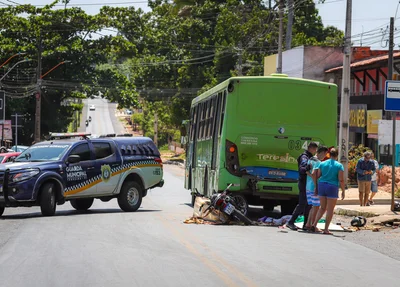 Motocicleta colidiu contra traseira de ônibus em Teresina