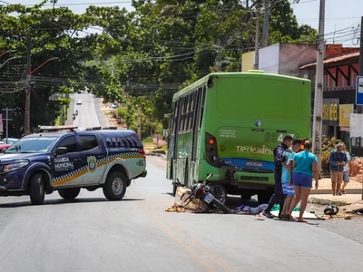 Motocicleta colidiu contra traseira de ônibus em Teresina