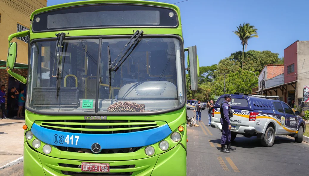 Motociclista colidiu contra traseira de ônibus