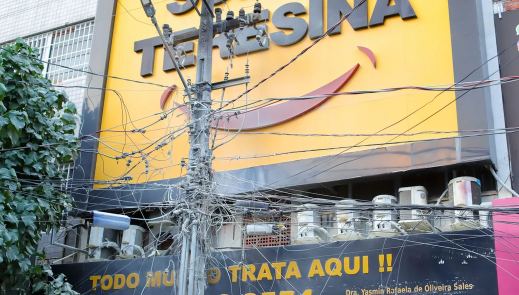 O fogo atingiu o poste e causou medo em lojistas