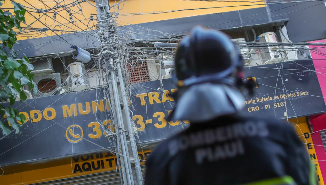 O fogo chegou bem próximo de lojas
