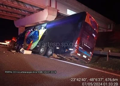 Ônibus colidiu em um viaduto em São Paulo