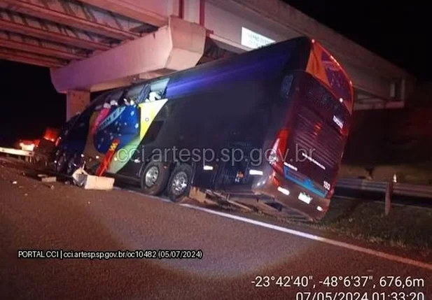 Ônibus colidiu em um viaduto em São Paulo