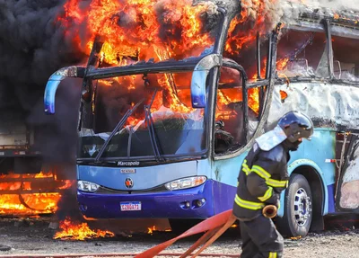 Ônibus completamente destruído pelas chamas