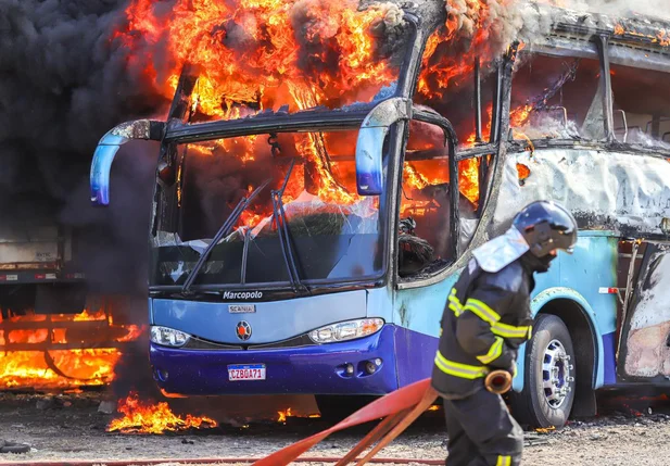 Ônibus completamente destruído pelas chamas