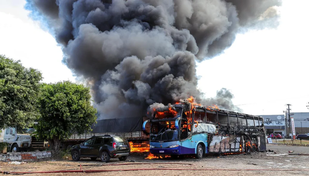 Ônibus e carretas pegaram fogo