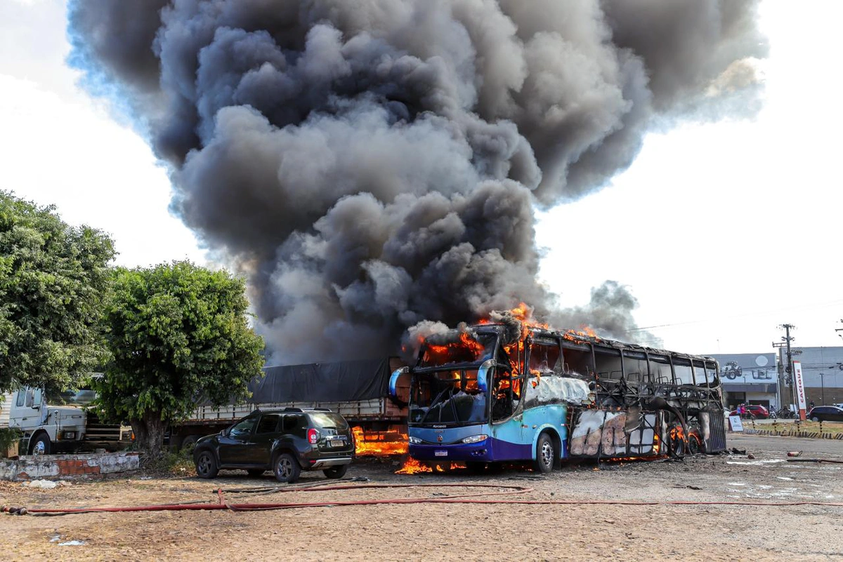 Ônibus e carretas pegaram fogo