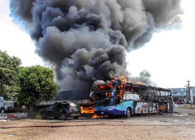 Ônibus e carretas pegaram fogo