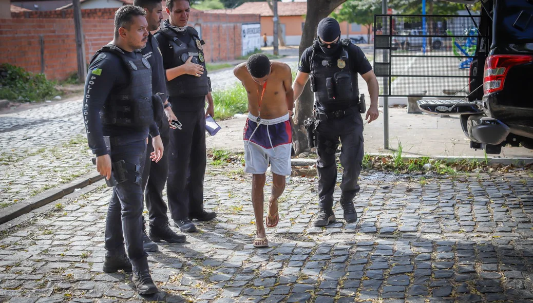Policiais do DHPP também participaram das diligências