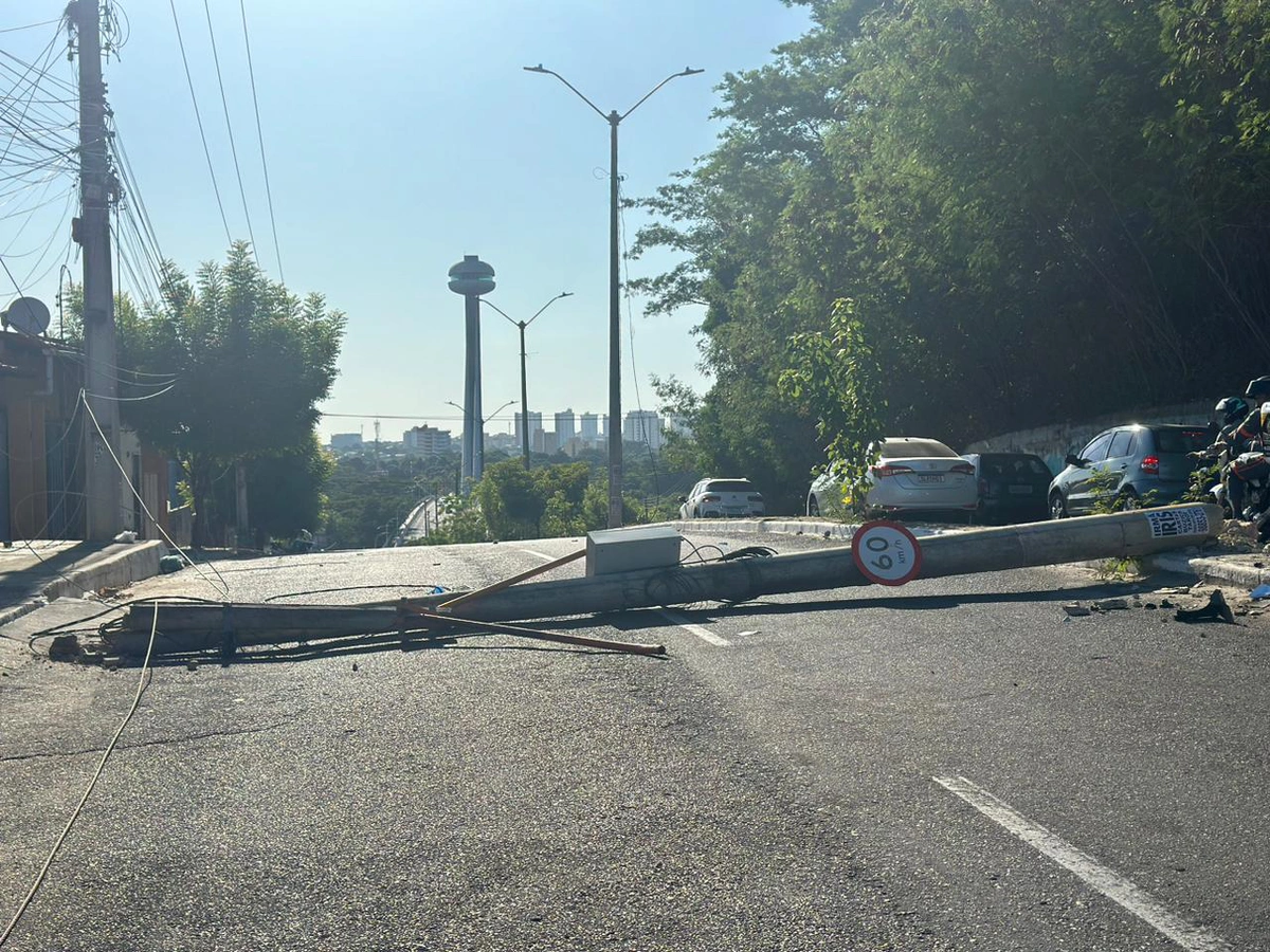 Poste caído após acidente