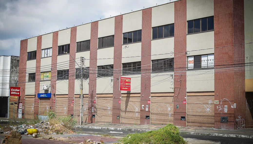 Prédio abandonado na rua 24 de Janeiro com Eliseu Martins