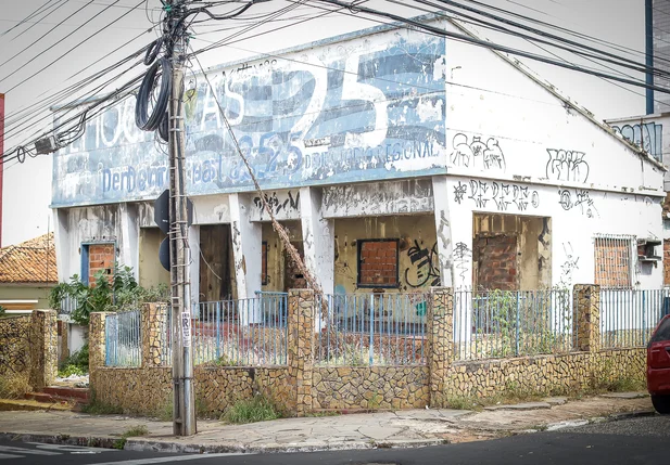 Prédios abandonados trazem risco à população no Centro de Teresina