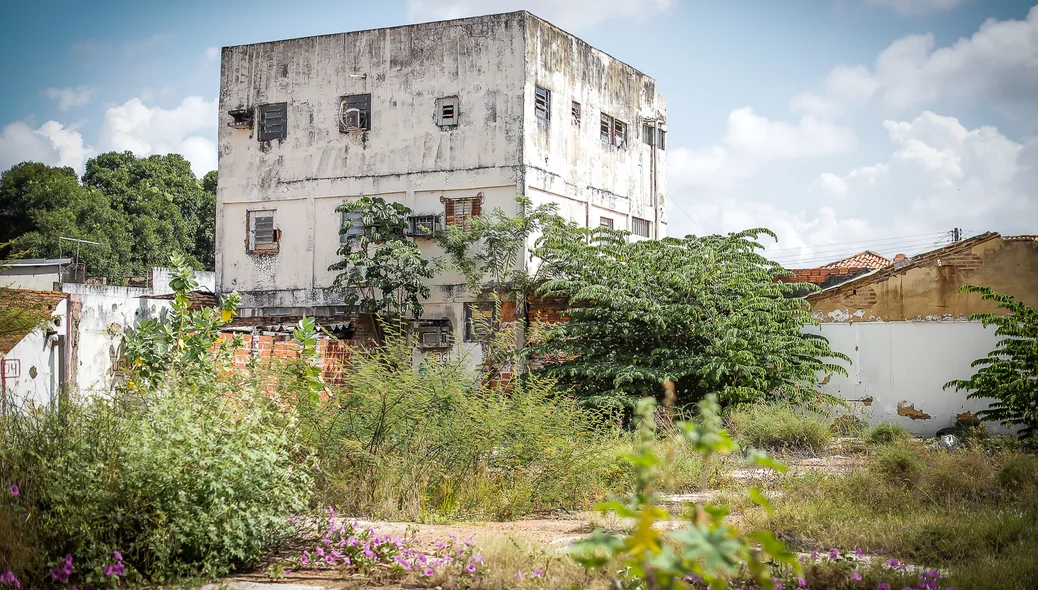 Prédios localizados no Centro de Teresina estão abandonados