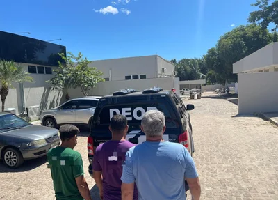 Presos sendo conduzidos para o IML de Teresina