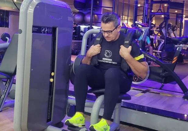 Professor Demóstenes Ribeiro demonstra a execução de exercício abdominal
