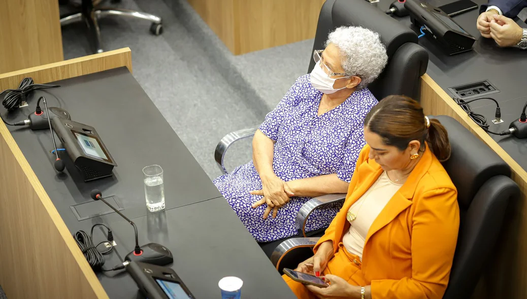Secretária Regina Sousa ao lado da deputada estadual Janaínna Marques