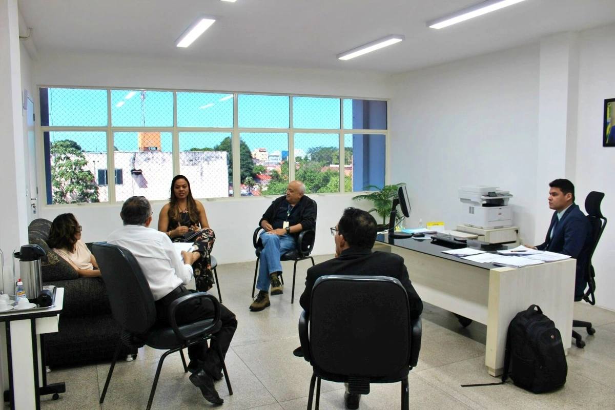 Semec se reúne com equipe da Anatel
