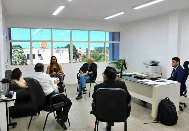 Semec se reúne com equipe da Anatel