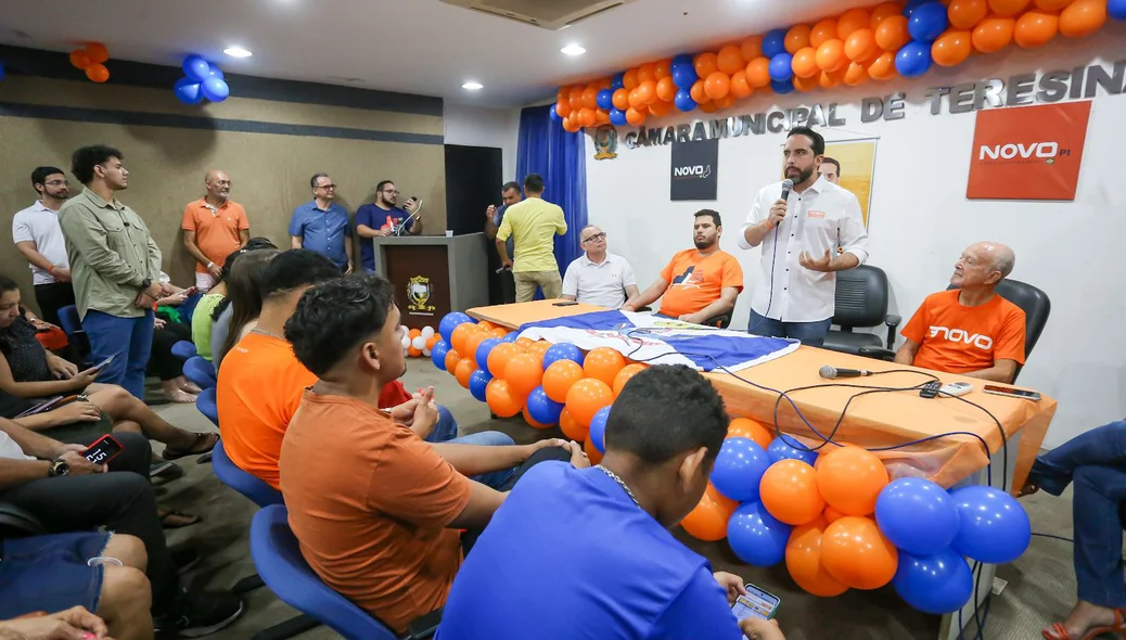 Tonny Kerley fala aos presentes na homologação de sua candidatura a prefeito de Teresina