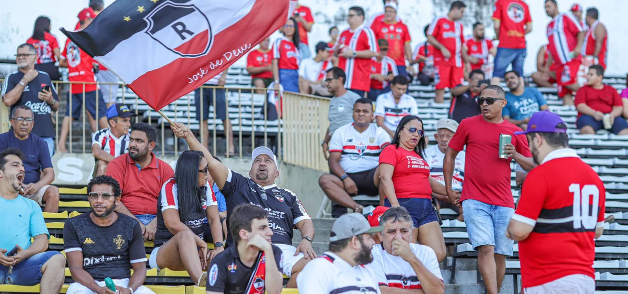 Torcida comparece ao estádio