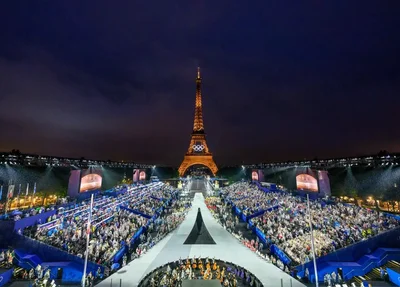 Torre Eiffel durante abertura das Olimpíadas