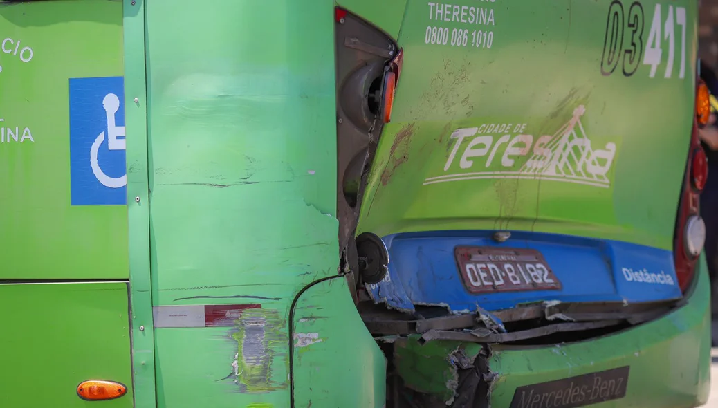 Traseira do ônibus após colisão