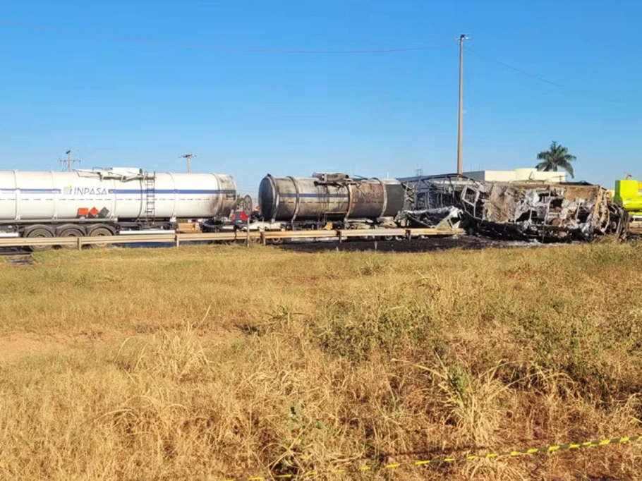 Veículos ficaram totalmente destruídos, após acidente em Cuiabá