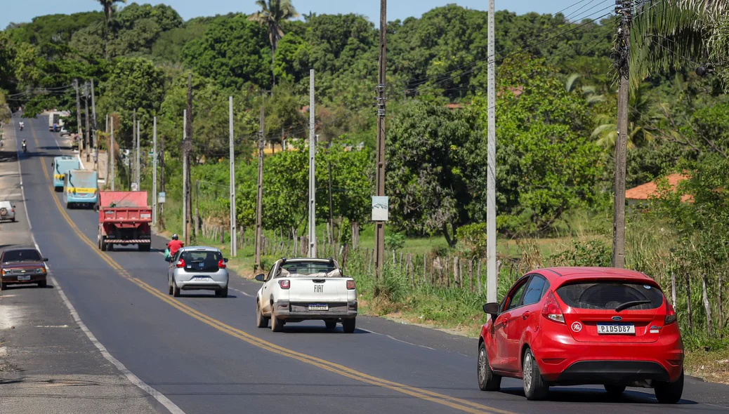 Veículos na Avenida Camilo Filho