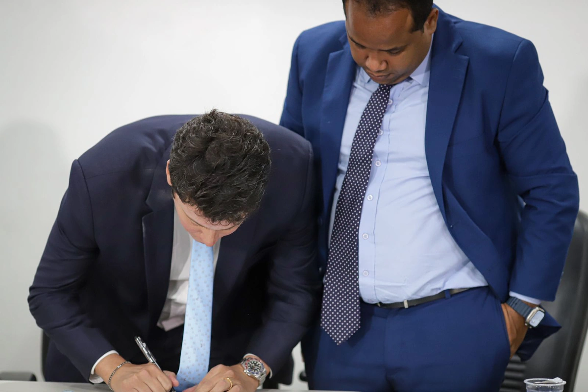 Victor Linhares sendo empossado na Câmara de Teresina