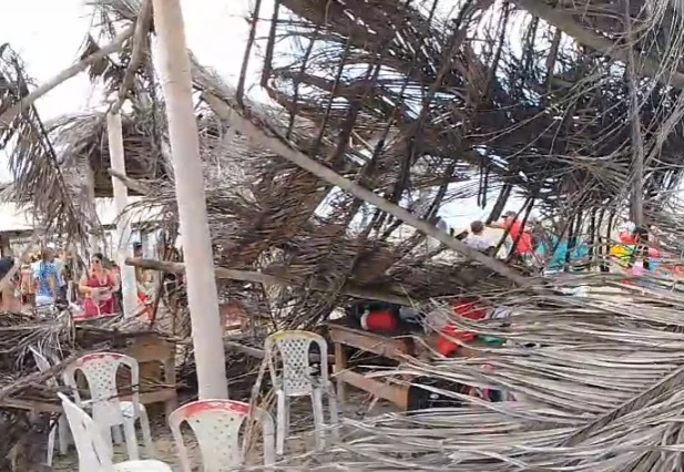 Vídeo mostra desabamento de barraca na Praia de Atalaia em Luís Correia