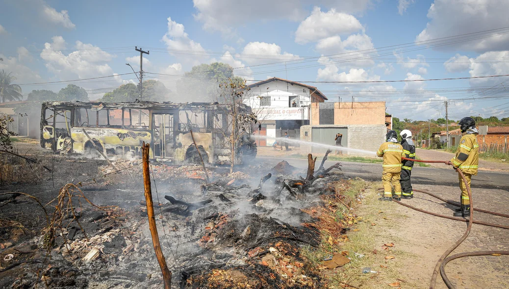 Corpo de bombeiros lutam para controlar o fogo