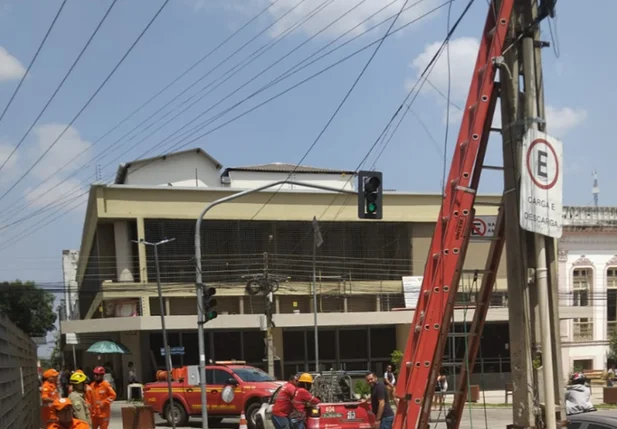 Acidente ocorreu na Rua Rui Barbosa, com o técnico da empresa Mob Telecom