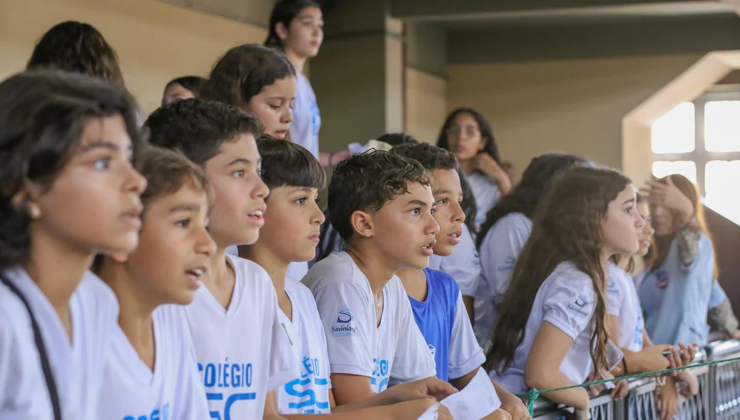 Alunos admirando a partida de badminton