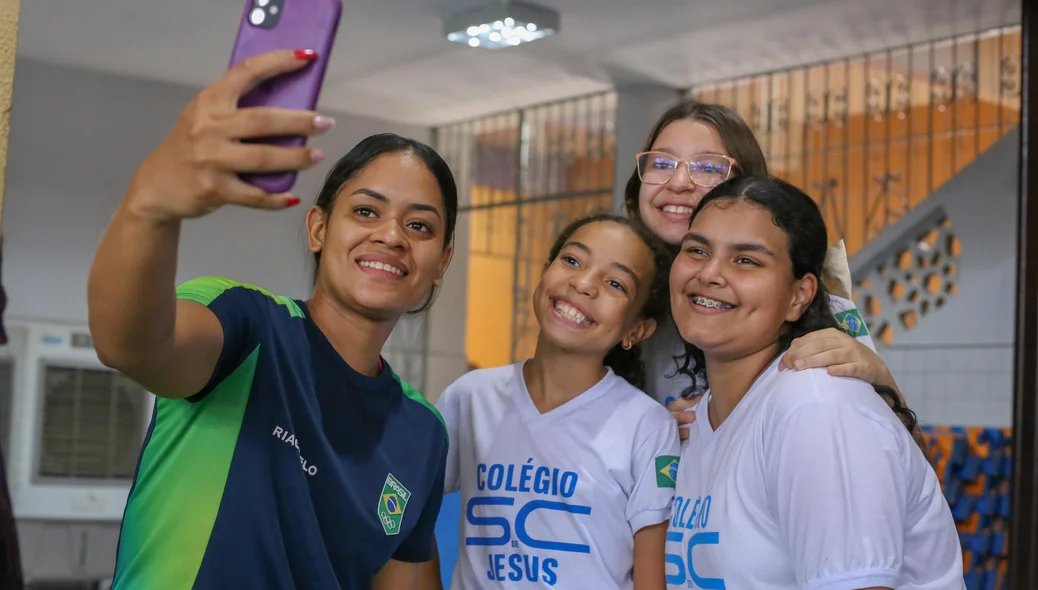 Alunos tirando foto com Jaqueline Lima