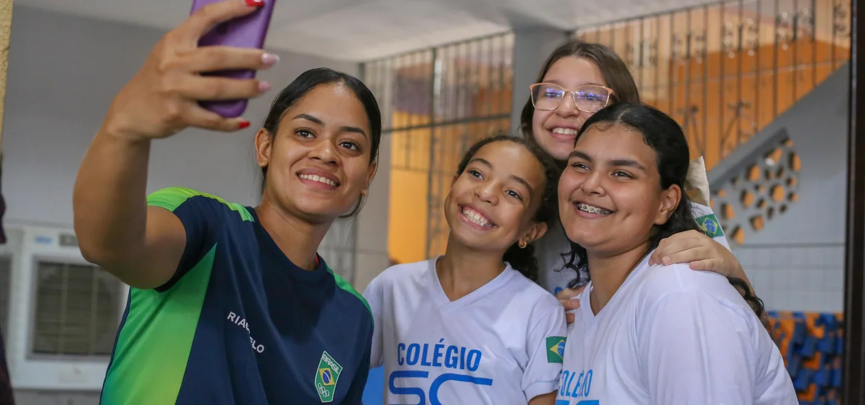 Alunos tirando foto com Jaqueline Lima