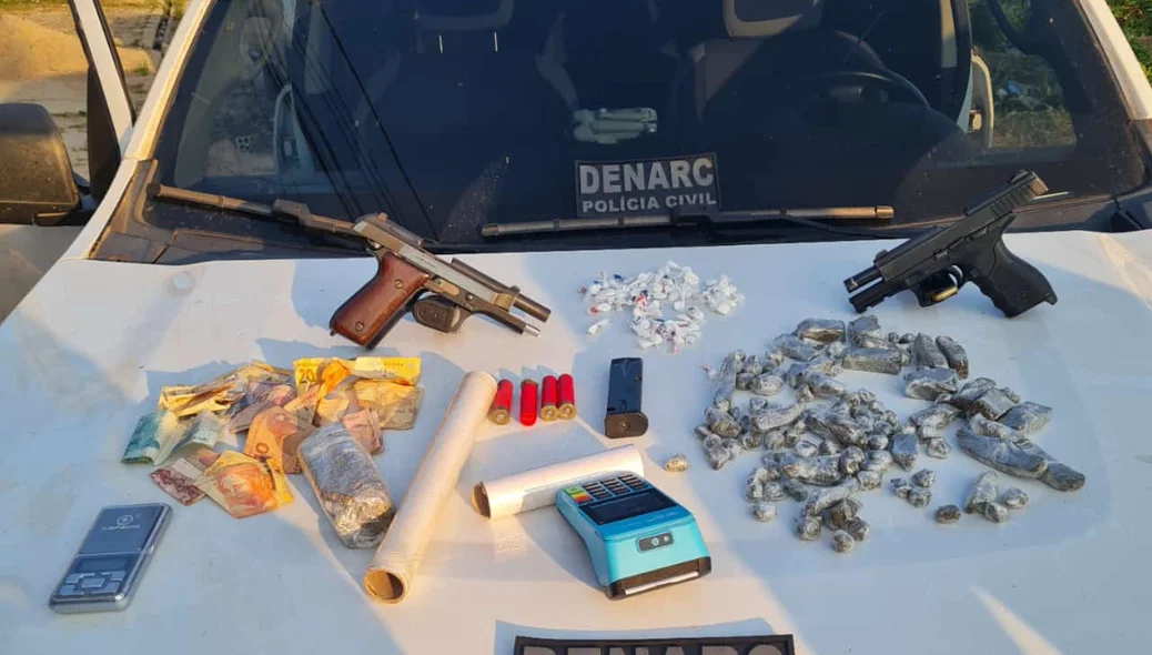 Apreensão de entorpecentes e pistolas durante operação do DENARC