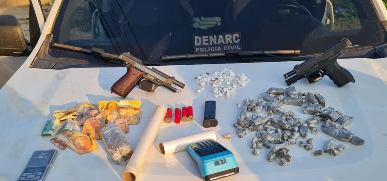 Apreensão de entorpecentes e pistolas durante operação do DENARC