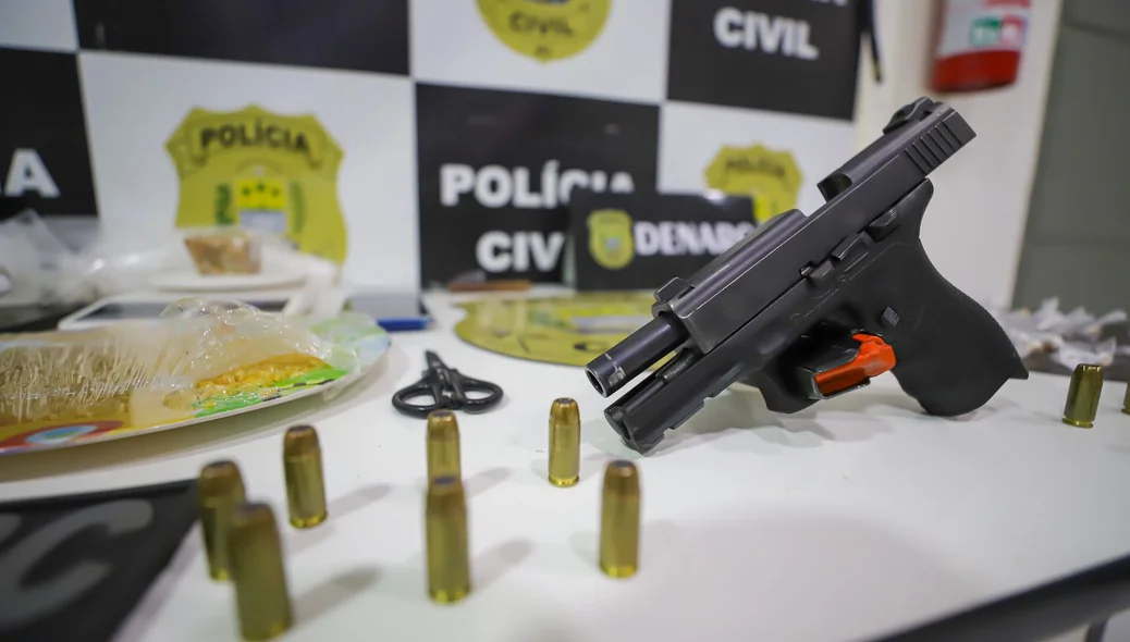 Arma furta de policial civil apreendida pelo Denarc